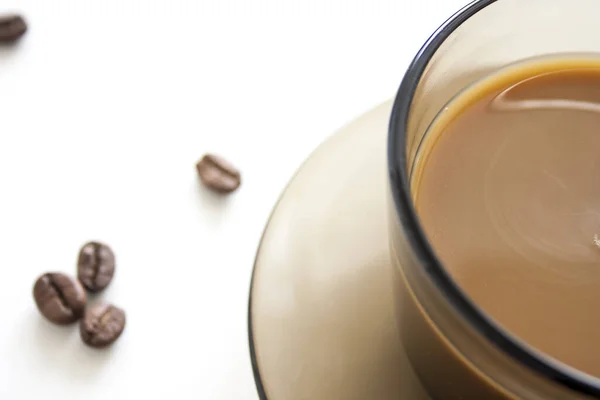 Uma Xícara Café Entre Grãos Café Torrados Fundo Branco — Fotografia de Stock