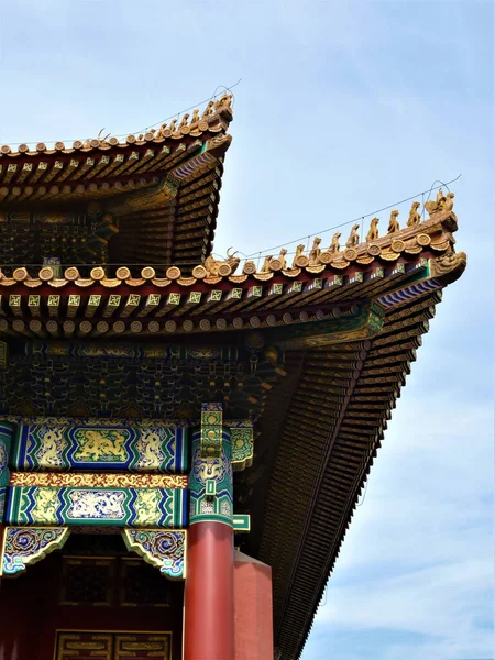 Pionowe Ujęcie Detali Ścianach Dachu Starej Świątyni Przeciwko Błękitnemu Niebu — Zdjęcie stockowe