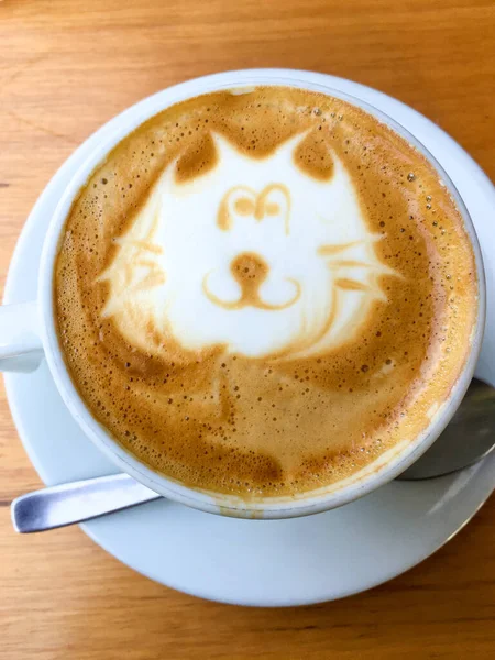 カプチーノ泡に描かれた猫 — ストック写真