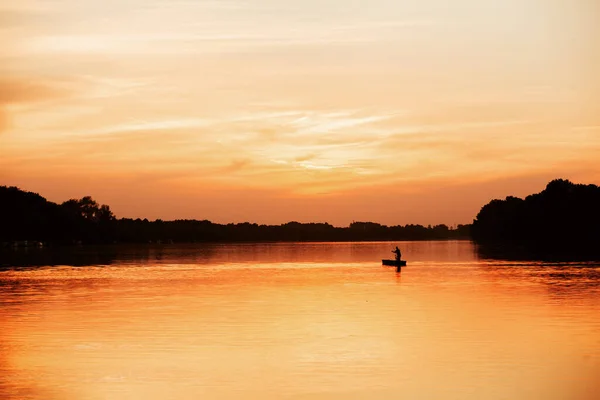 Sebuah Perahu Kecil Berlayar Danau Dengan Cerminan Matahari Terbenam Danau — Stok Foto