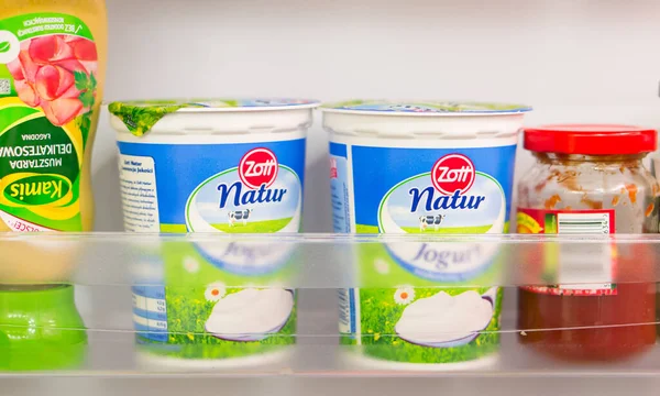 Poznan Polonia Febrero 2015 Yogur Zott Una Nevera — Foto de Stock