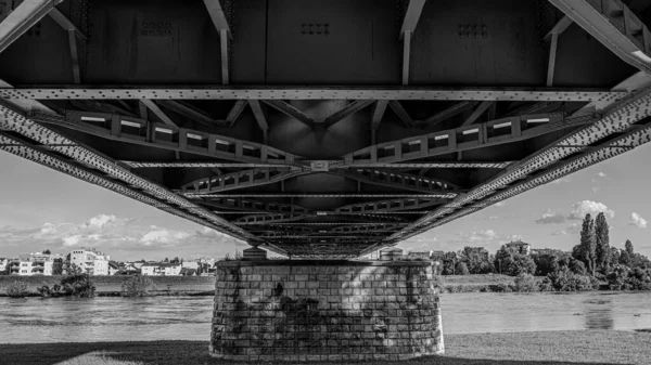 Podnóże Mostu Monochromatyczne — Zdjęcie stockowe