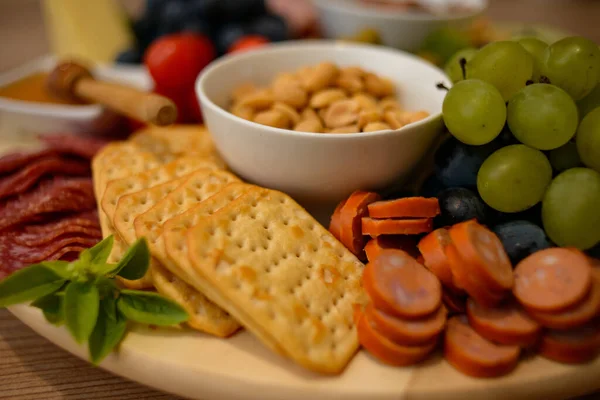 Prato Lanches Saborosos Queijo Biscoitos Finos Mel Frutas Nozes — Fotografia de Stock