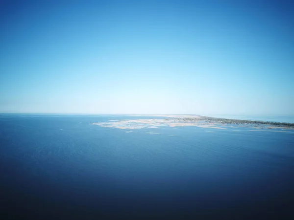 晴れた夏の日には 空と青い海の地平線の美しい景色 — ストック写真