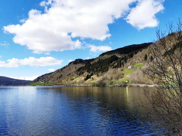 Uma Foto Panorâmica Lago Oppheimsvatnet Noruega Cercado Por Montanhas Clima — Fotografia de Stock