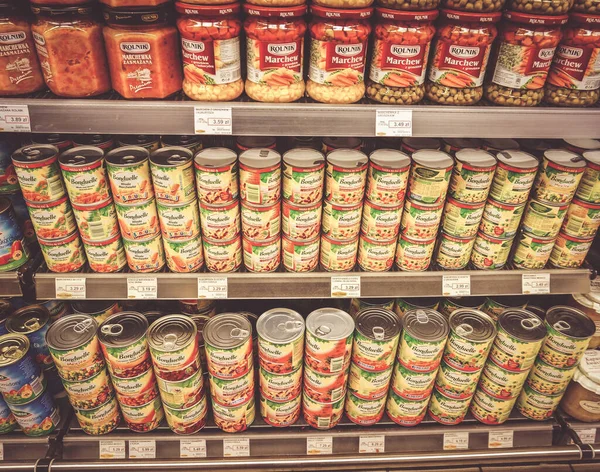 Poznan Polônia Outubro 2016 Legumes Latas Supermercado Para Venda — Fotografia de Stock