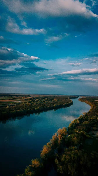 Κάθετη Βολή Ενός Όμορφου Ποταμού Ένα Χωράφι Μαγευτικά Σύννεφα Στον — Φωτογραφία Αρχείου