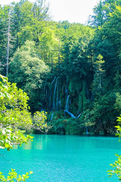 Величественный Вид Водопады Падающие Бирюзовое Озеро Национальном Парке Плитвицкие Озера — стоковое фото