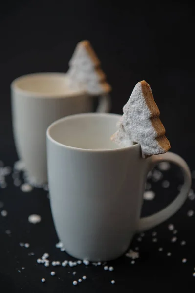 Eine Vertikale Aufnahme Von Tassen Mit Weihnachtsplätzchen — Stockfoto
