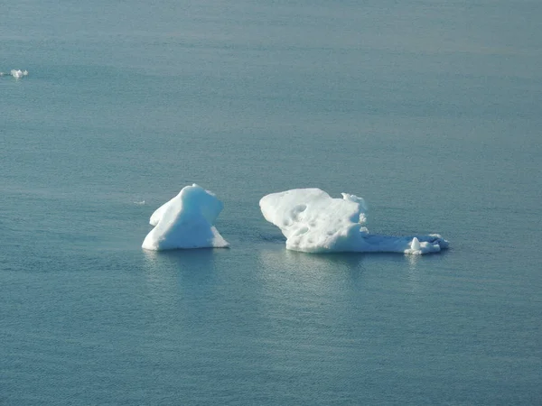 Пожадливий Постріл Двох Айсбергів Тануть Морі Ісландії — стокове фото