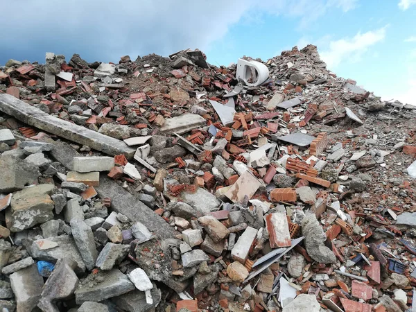 Een Grote Stapel Bouwafval Van Baksteen Beton Puin — Stockfoto