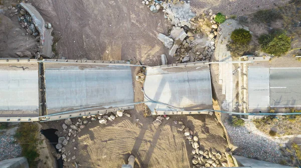 Воздушный Кадр Разрушенного Моста Днем — стоковое фото