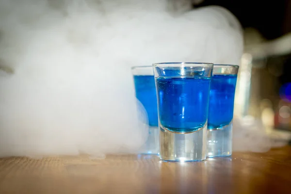 Ein Selektiver Fokusschuss Von Blauem Getränk Schnapsgläsern Mit Trockeneis Rauch — Stockfoto