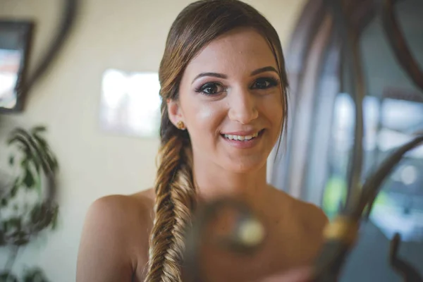 Una Femmina Caucasica Attraente Con Bel Trucco Capelli Che Indossano — Foto Stock