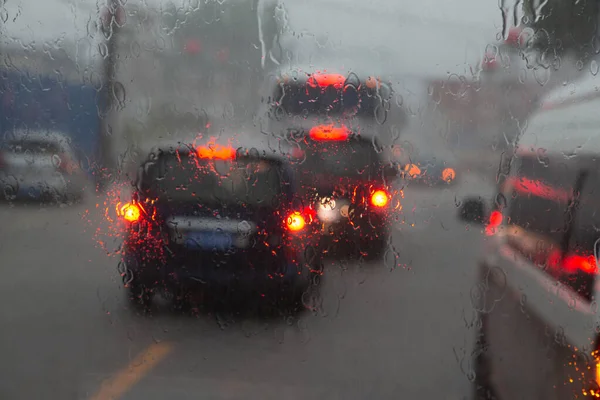 Ett Regndränkt Bilfönster Med Väg Synlig Bakom Och Bilar Med — Stockfoto