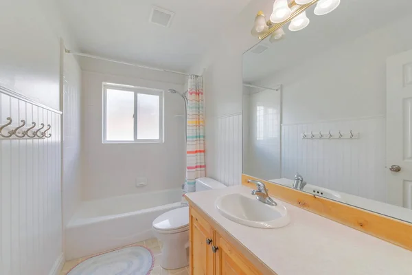 Minimalist Bir Banyo Tasarımı Beyaz Kahverengi Renkli Pencereli — Stok fotoğraf