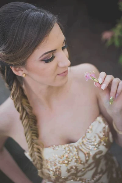 Una Femmina Caucasica Attraente Con Bel Trucco Capelli Che Indossano — Foto Stock