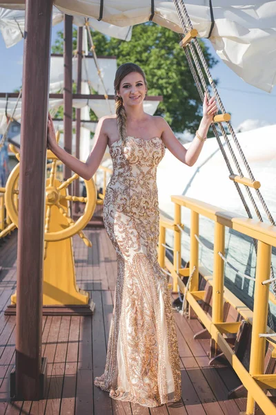 Eine Junge Frau Abendkleid Posiert Auf Dem Schiff — Stockfoto