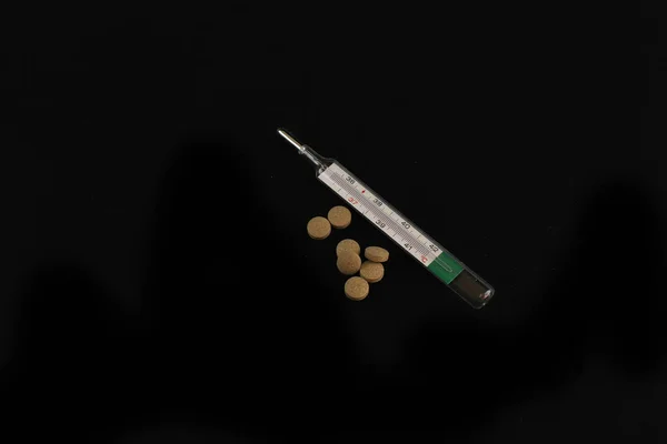 Detailní Záběr Bezrtuťového Teploměru Nějaké Pilulky Černém Povrchu — Stock fotografie
