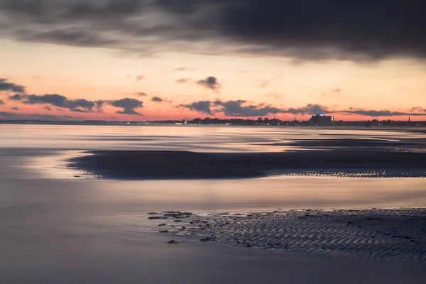 曇り空 ピンクの空 エストニアの湖の美しい夕日 — ストック写真