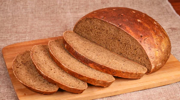 Tahta Üzerinde Dilimlenmiş Organik Çavdar Ekmeğinin Yakın Çekimi — Stok fotoğraf