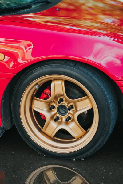 Una Rueda Coche Deportivo Con Estilo Rojo Con Reflejo Suelo — Foto de Stock