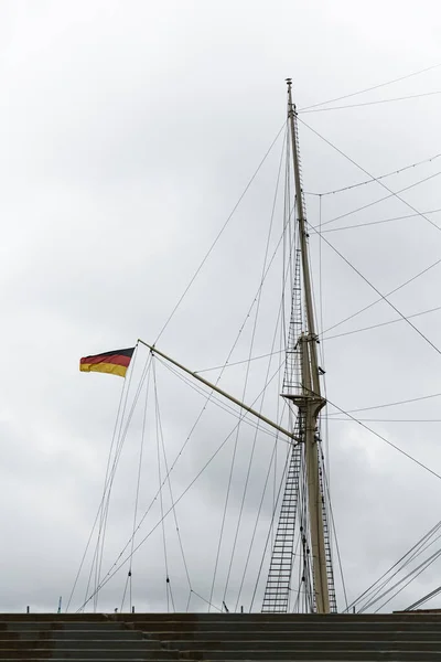 Almanya Nın Hamburg Şehrinde Bulutlu Bir Gökyüzünün Altında Alman Bayrağı — Stok fotoğraf