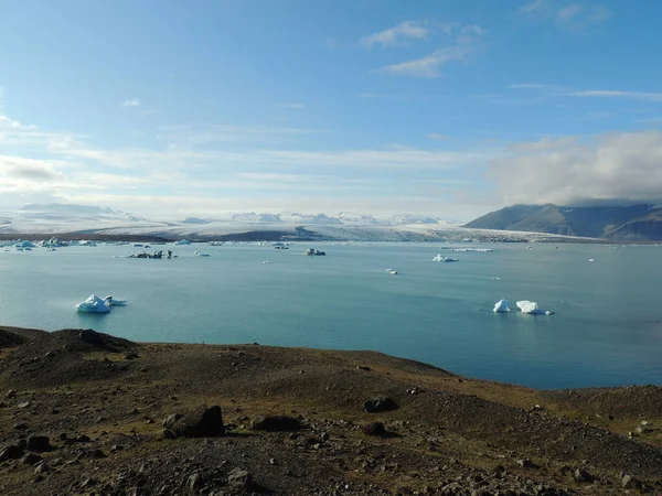 Hermosa Foto Icebergs Derritiéndose Mar Frente Gran Glaciar Montañas Islandia —  Fotos de Stock