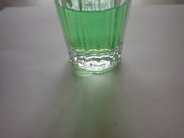 Gros Plan Eau Gazeuse Dans Verre Vert Sur Table — Photo