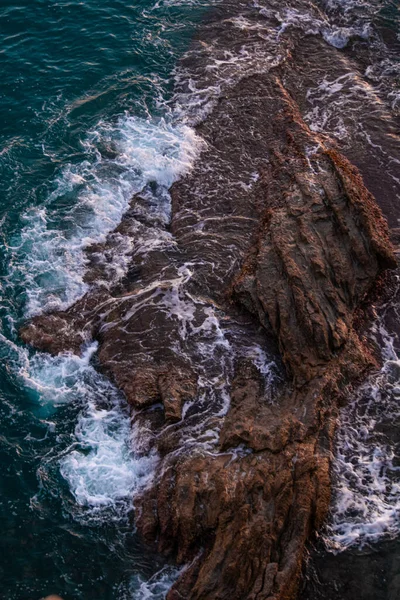 Eine Vertikale Aufnahme Des Wassers Das Auf Felsformationen Meer Spritzt — Stockfoto