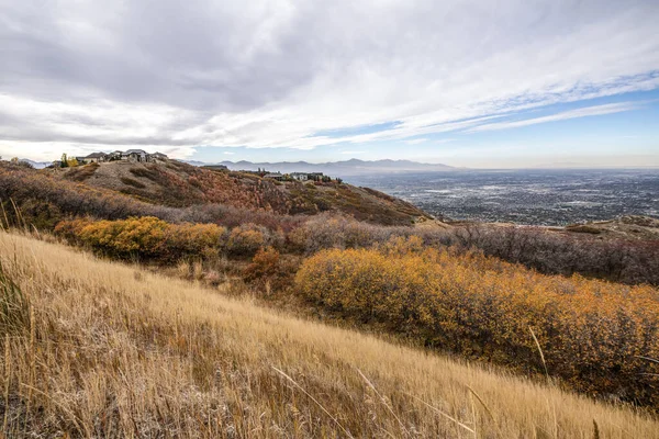 Una Zona Montañosa Con Hierba Seca Árboles Fondo Pueblo — Foto de Stock