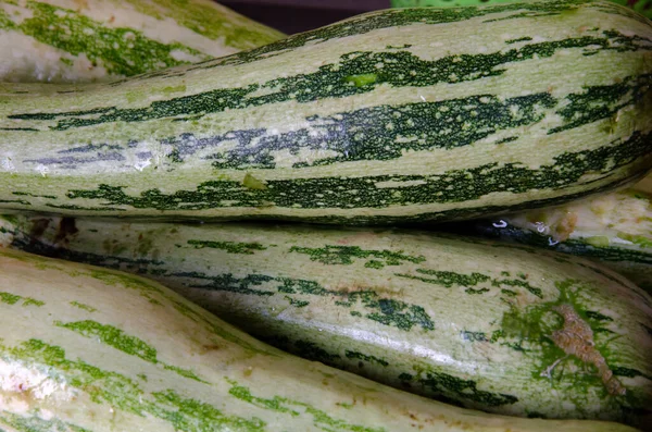 Een Close Shot Van Gestapelde Courgettes — Stockfoto