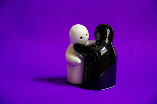 Two Black White Ghost Figurines Hugging Each Other — Φωτογραφία Αρχείου