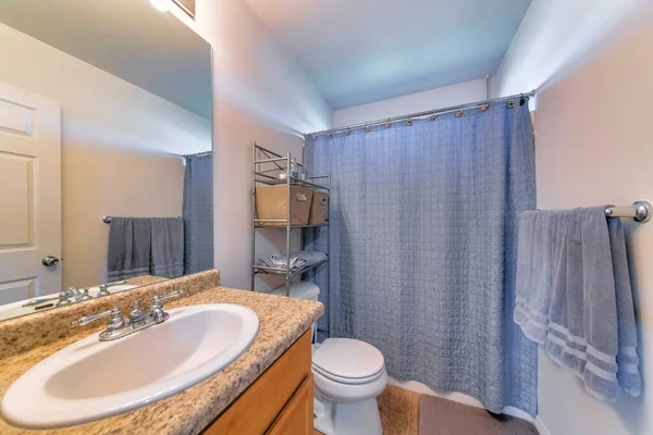 Minimalistyczny Wystrój Wnętrz Łazienki Kolorze Białym Niebieską Zasłoną Kabiny Prysznicowej — Zdjęcie stockowe