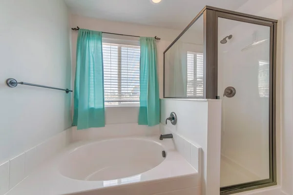 Küveti Duş Kabini Olan Beyaz Renkte Minimalist Bir Banyo Tasarımı — Stok fotoğraf