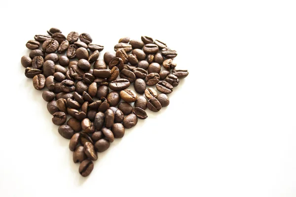 Corazón Hecho Granos Café Tostados Aislados Sobre Fondo Blanco — Foto de Stock