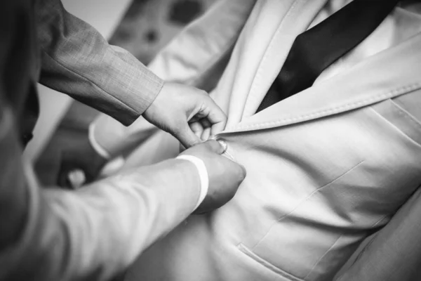 新郎のコートをボタン男性の手の灰色のクローズアップショット — ストック写真