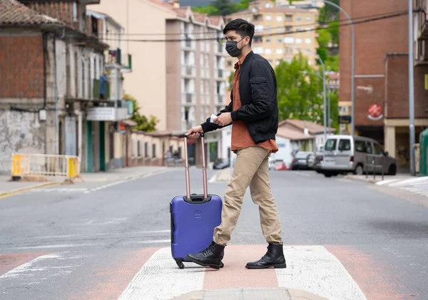 Nahaufnahme Einer Person Mit Gesichtsmaske Die Mit Gepäck Die Straße — Stockfoto