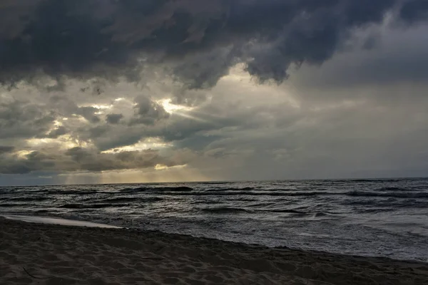 Een Zandstrand Golvende Zee Onder Bewolkte Lucht — Stockfoto