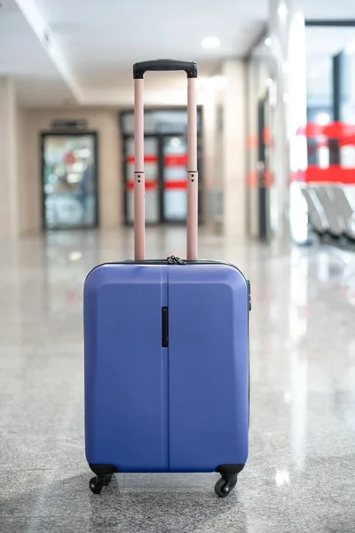 Eine Vertikale Aufnahme Blauen Gepäcks Der Mitte Des Bahnhofs — Stockfoto