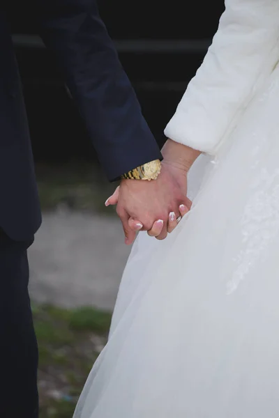 Sposa Sposo Tengono Mano — Foto Stock