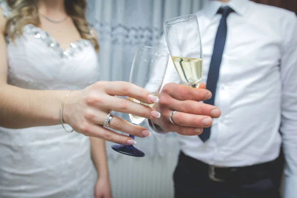 Menyasszony Vőlegény Csörömpölnek Pezsgős Poharakban Ünnepelnek — Stock Fotó