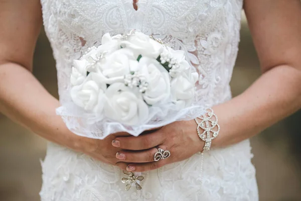 Eine Nahaufnahme Einer Braut Mit Einem Brautstrauß Mit Künstlichen Rosen — Stockfoto