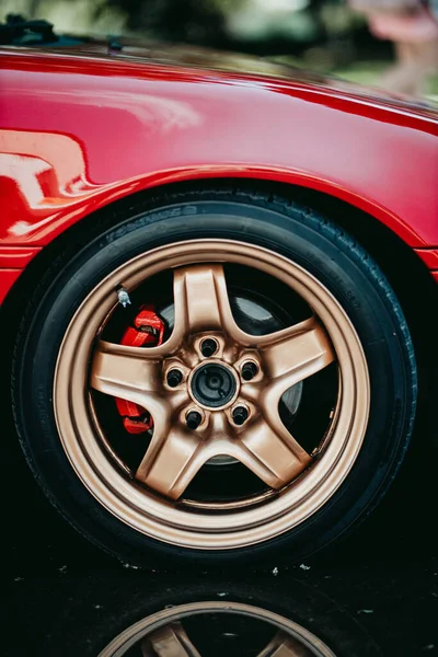 Närbild Ett Hjul Röd Blank Sportbil — Stockfoto