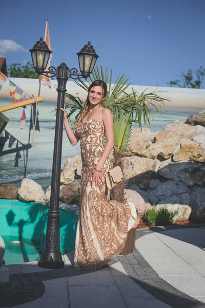 Young Woman Evening Dress Posing Lake Park — Stock Photo, Image