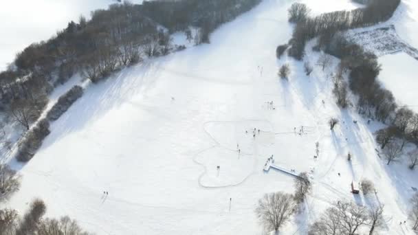 Disparo Dron Lago Cubierto Hielo Nieve Con Patinadores Hielo Goettingen — Vídeos de Stock