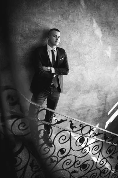 Vertical Shot Handsome Caucasian Male Suit Stairs — Foto de Stock
