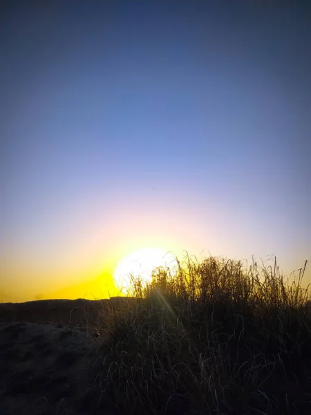 Vertikální Záběr Krásného Východu Slunce Jasnou Oblohou — Stock fotografie