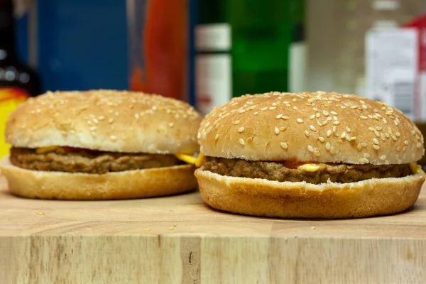 Les Délicieux Cheeseburgers Recherche Sur Surface Bois — Photo