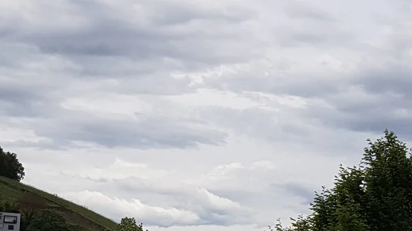 Primer Plano Horizonte Con Nubes Pesadas Siluetas Picos Árboles — Foto de Stock